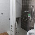 Baño minusvalidos. Casa Rural El Nidal. Casas de Don Pedro. La siberia Extremeña